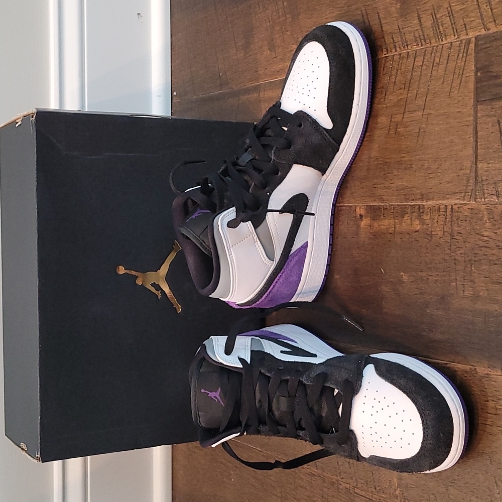 Like New Air Jordan 1 Mid SE court purple